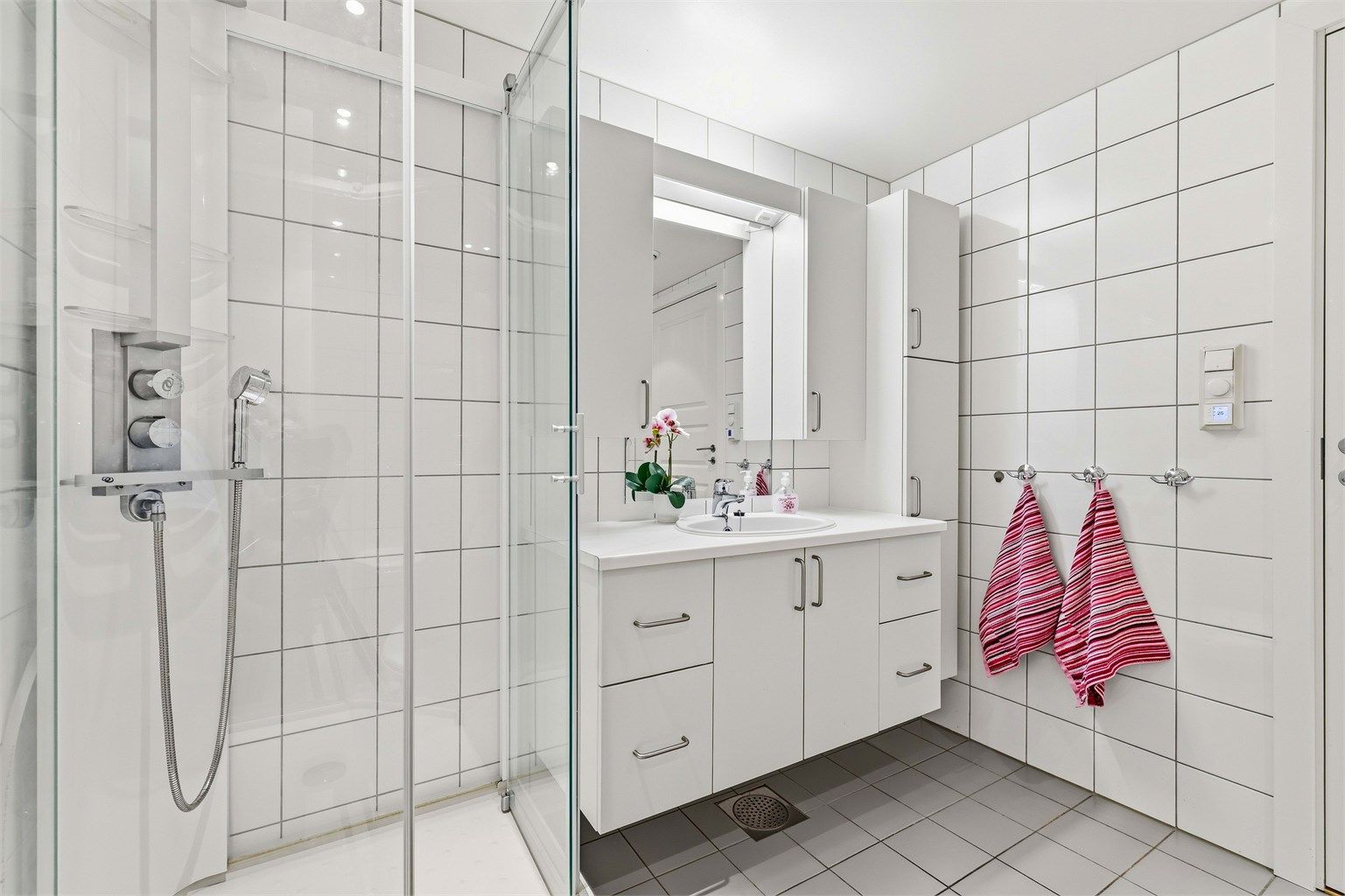 Badet har varmekabler i gulvet for lun og behagelig oppvarming