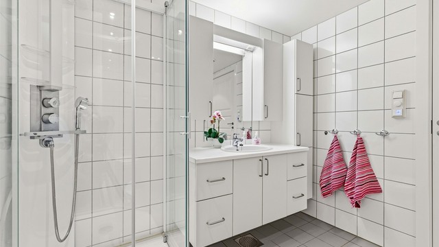 Badet har varmekabler i gulvet for lun og behagelig oppvarming