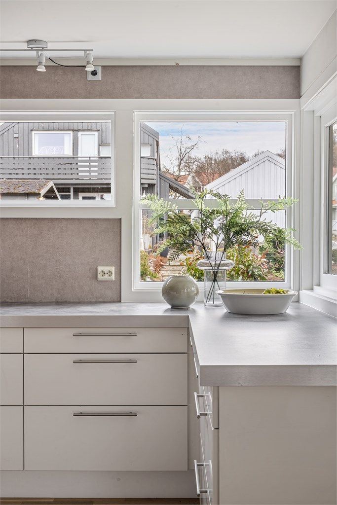 Bra med vindusflater gir utsyn til inngangsparti samt gir en meget god romfølelsee.