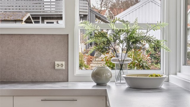 Bra med vindusflater gir utsyn til inngangsparti samt gir en meget god romfølelsee.