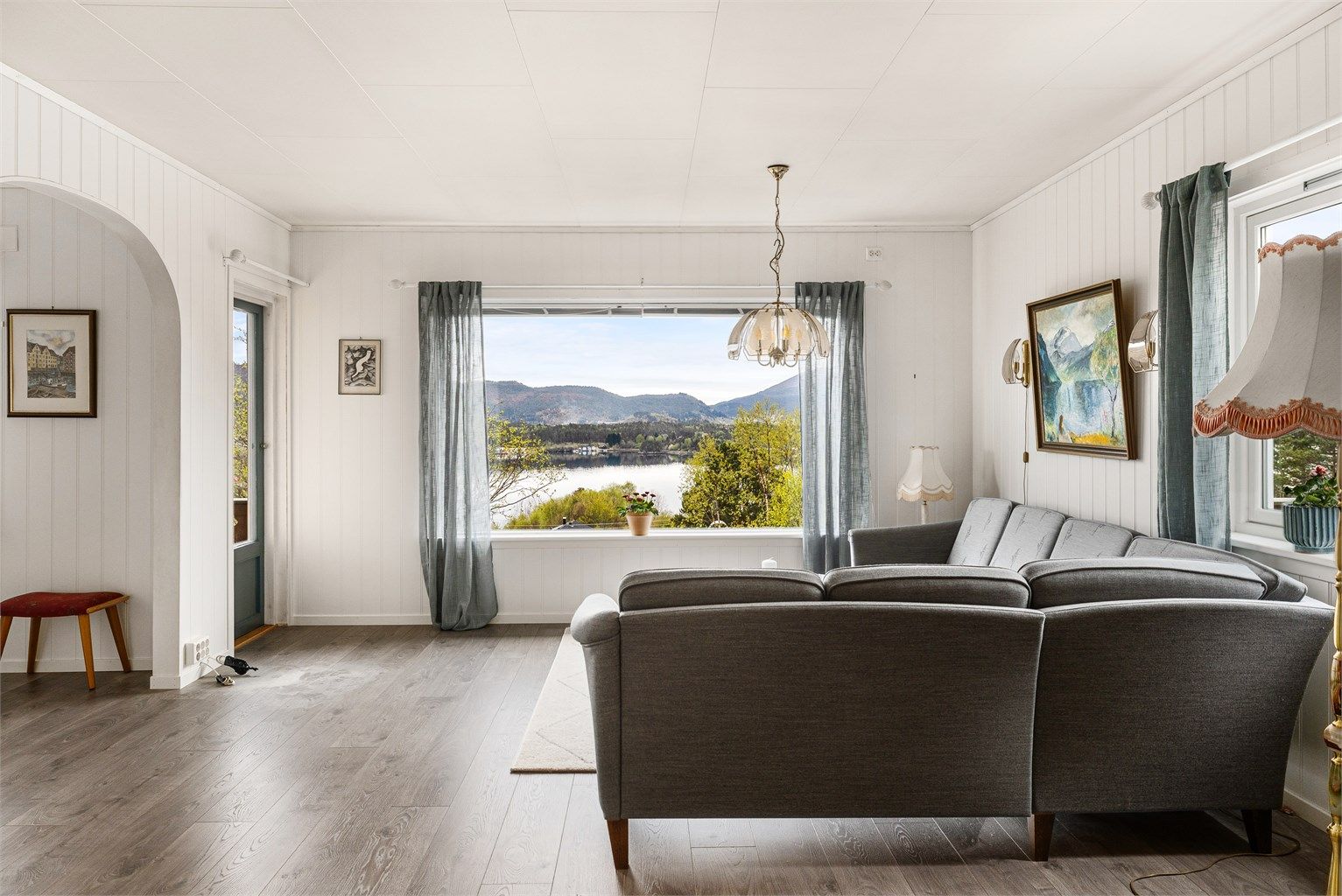 2. etasje er boligens hovedetasje. Stuen er av god størrelse og er oppmålt til ca 35m²