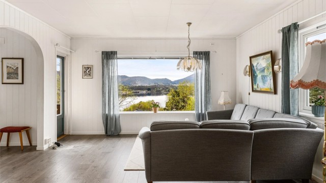2. etasje er boligens hovedetasje. Stuen er av god størrelse og er oppmålt til ca 35m²