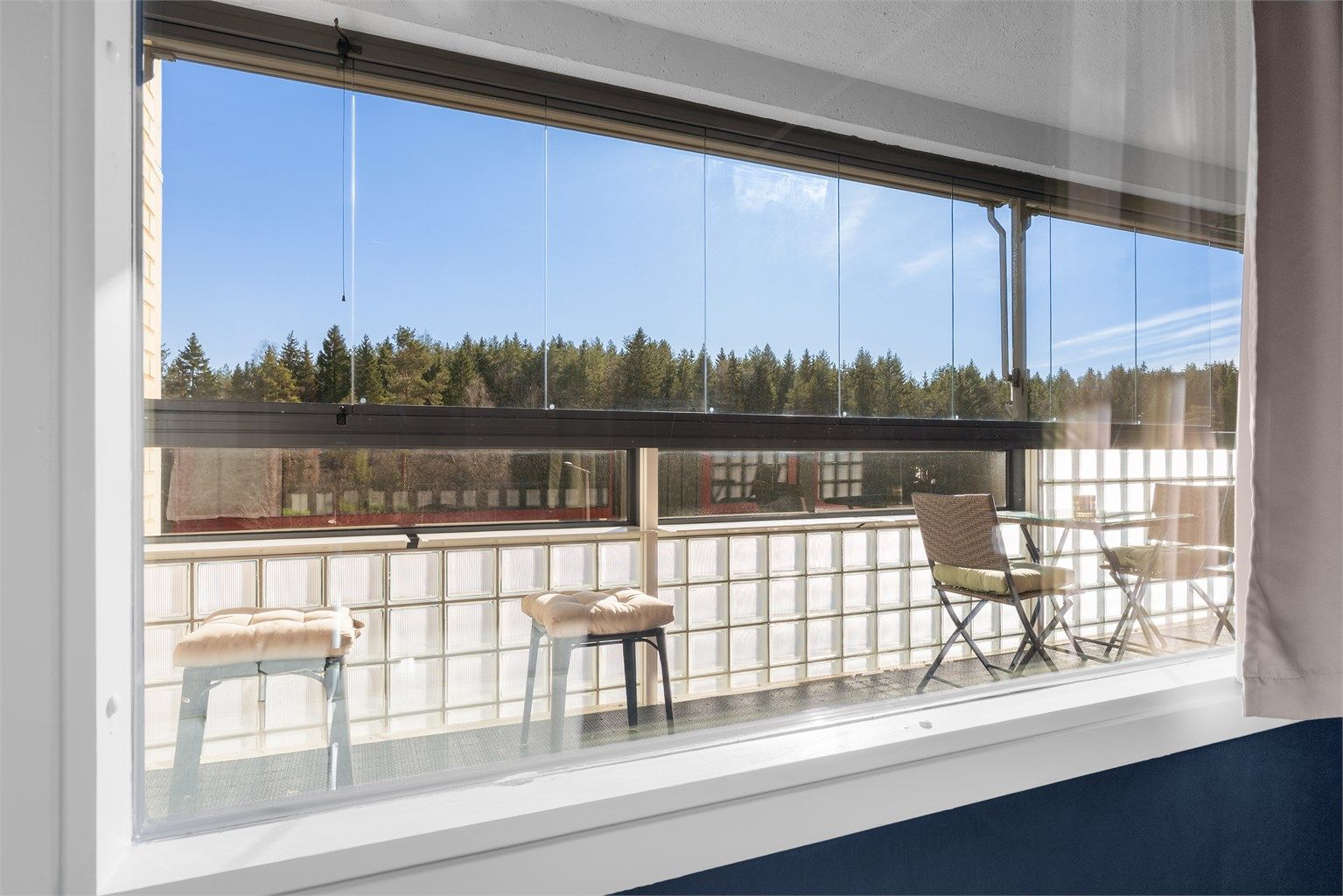 Utsikten fra stuen og soverommet rammes inn av den store balkongen.