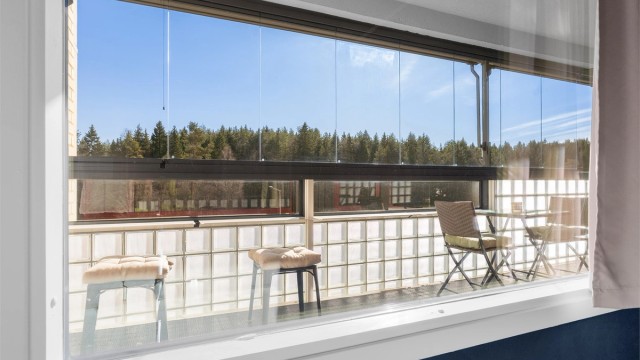 Utsikten fra stuen og soverommet rammes inn av den store balkongen.