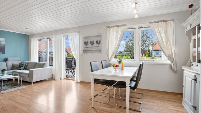 Spiseplassen er naturlig plassert i overgangen mellom kjøkken og stue.