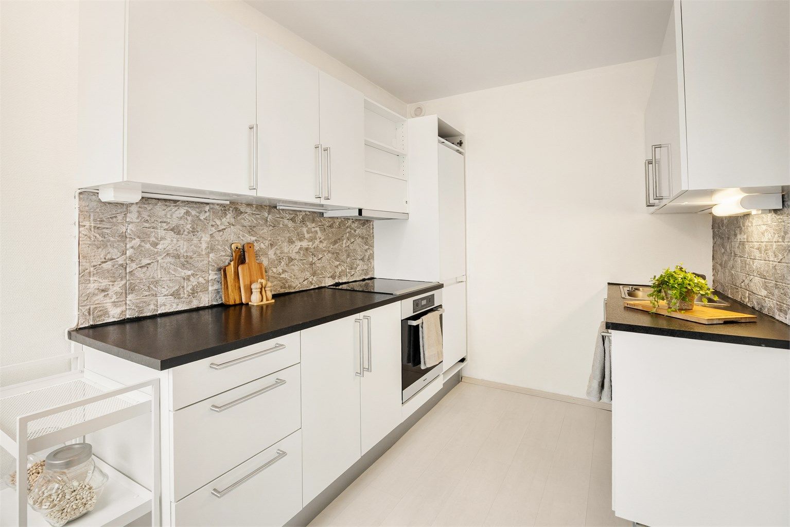 Pent HTH-kjøkken fra 2010 med medfølgende hvitevarer.