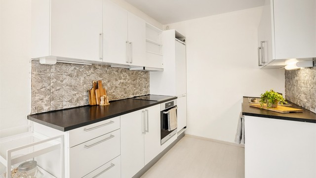 Pent HTH-kjøkken fra 2010 med medfølgende hvitevarer.