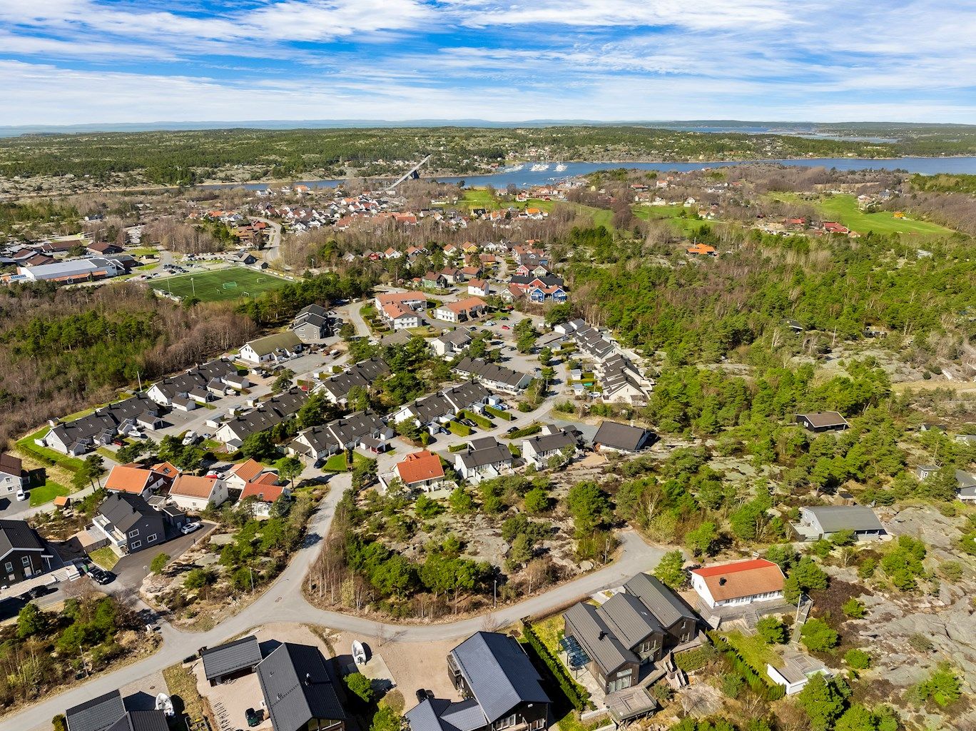 Til venstre ses Hvalerhallen og idrettsanlegget. Øverst i midten av bildet ser man mot Sand marina.