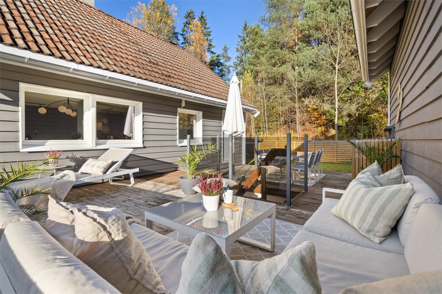 Den syd-vestvendte terrassen på 55 m² har rikelig med plass og gode solforhold.