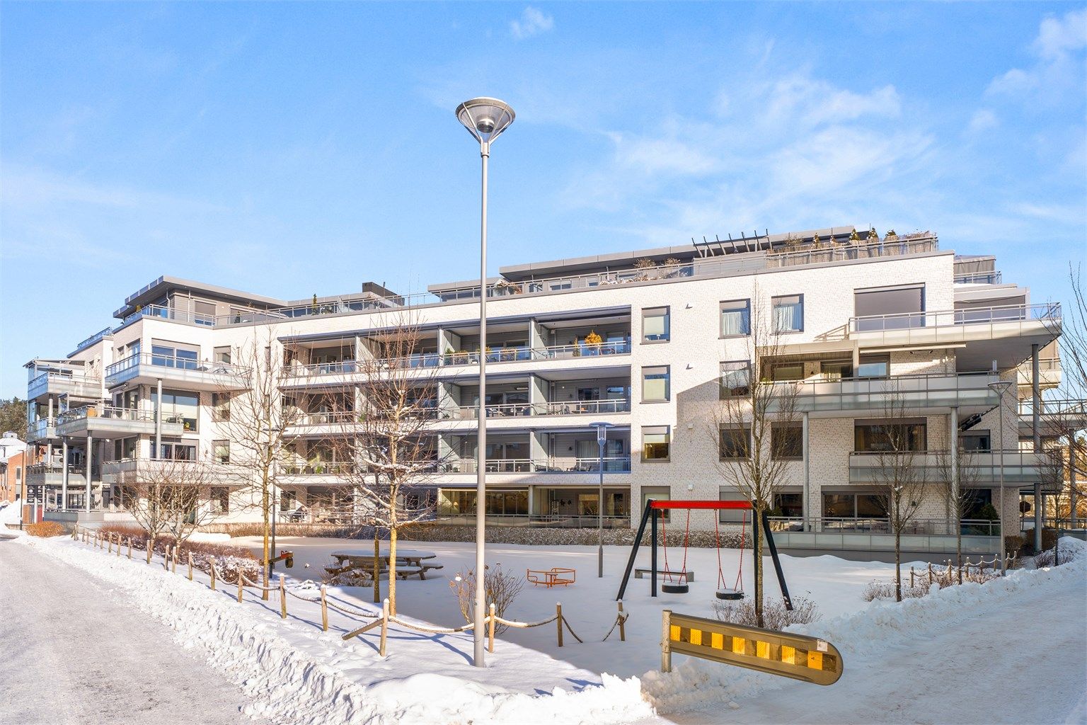 Trivelige og pent opparbeidete fellesarealer med sittegrupper, gressplen, lekeapparater, m.m.