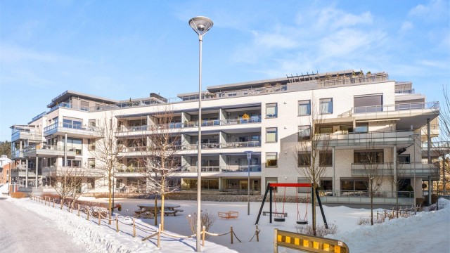 Trivelige og pent opparbeidete fellesarealer med sittegrupper, gressplen, lekeapparater, m.m.