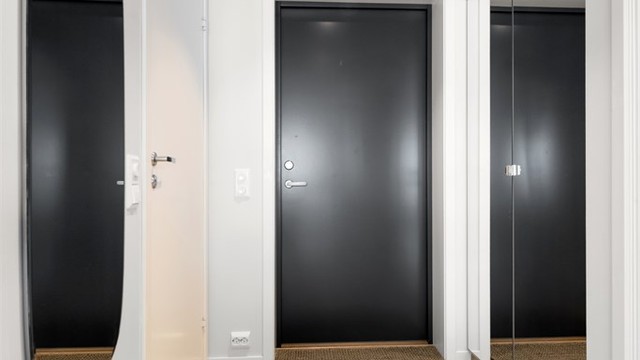 Entré med porttelefon med kamera for økt trygghet.