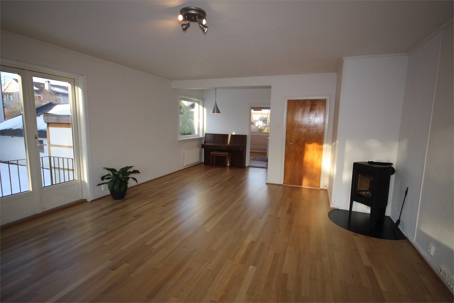 Peisovnen i stuen ble satt inn i 2021 og gir godt med varme på kalde vinterdager