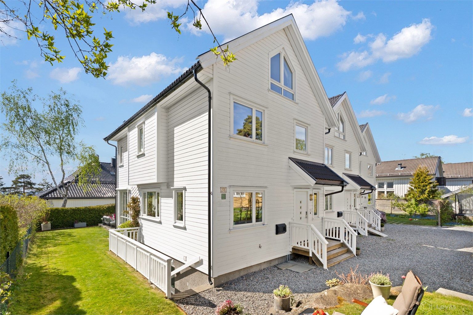 Boligen er tegnet av arkitekt Nils Haugrud og har en innholdsrik og meget god planløsning som åpner for flere bruksmuligheter. Huset er oppført i 2012 (ferdigstilt i begynnelsen av 2013) etter TEK10 og dens krav til byggeteknikk, isolasjon, innemiljø osv