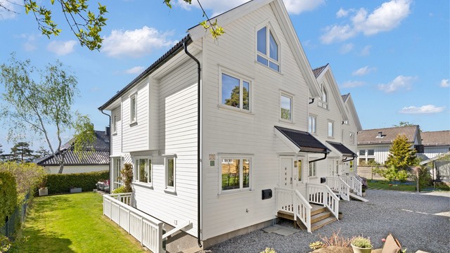 Boligen er tegnet av arkitekt Nils Haugrud og har en innholdsrik og meget god planløsning som åpner for flere bruksmuligheter. Huset er oppført i 2012 (ferdigstilt i begynnelsen av 2013) etter TEK10 og dens krav til byggeteknikk, isolasjon, innemiljø osv