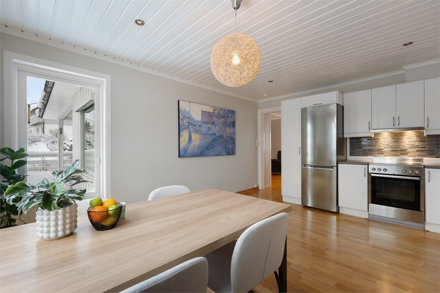 Frittstående komfyr, oppvaskmaskin og kjøleskap følger med eiendommen.