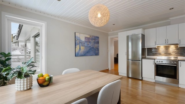 Frittstående komfyr, oppvaskmaskin og kjøleskap følger med eiendommen.