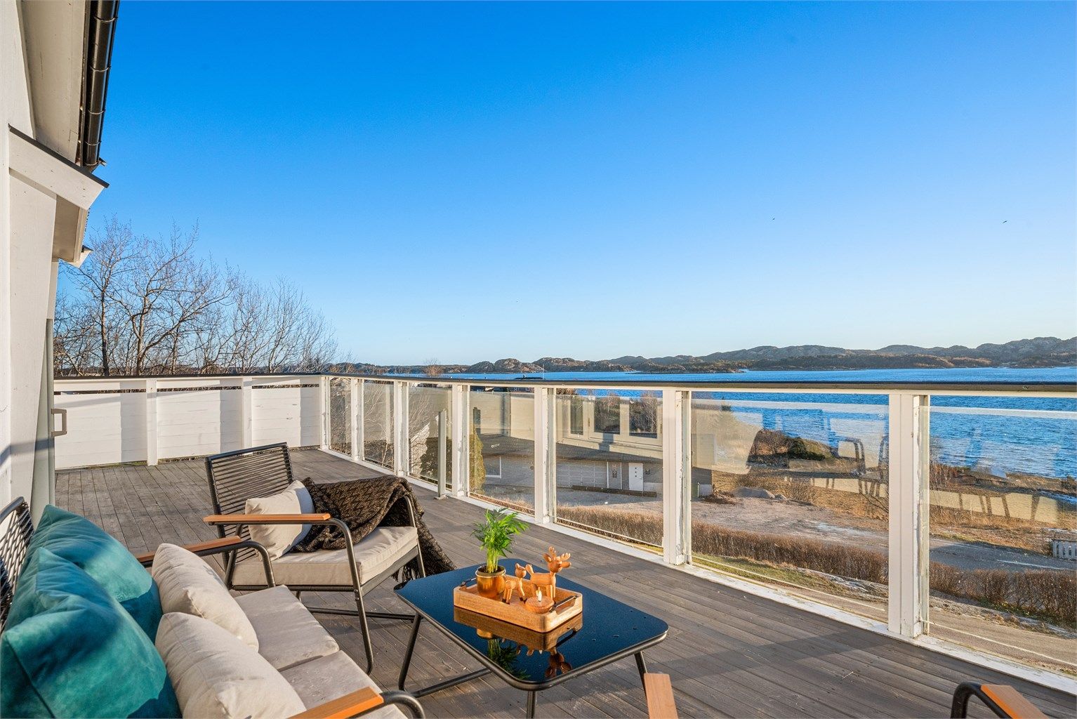 Romslig veranda på 51 kvm med gode solforhold og nydelig utsikt mot omkringliggende natur.