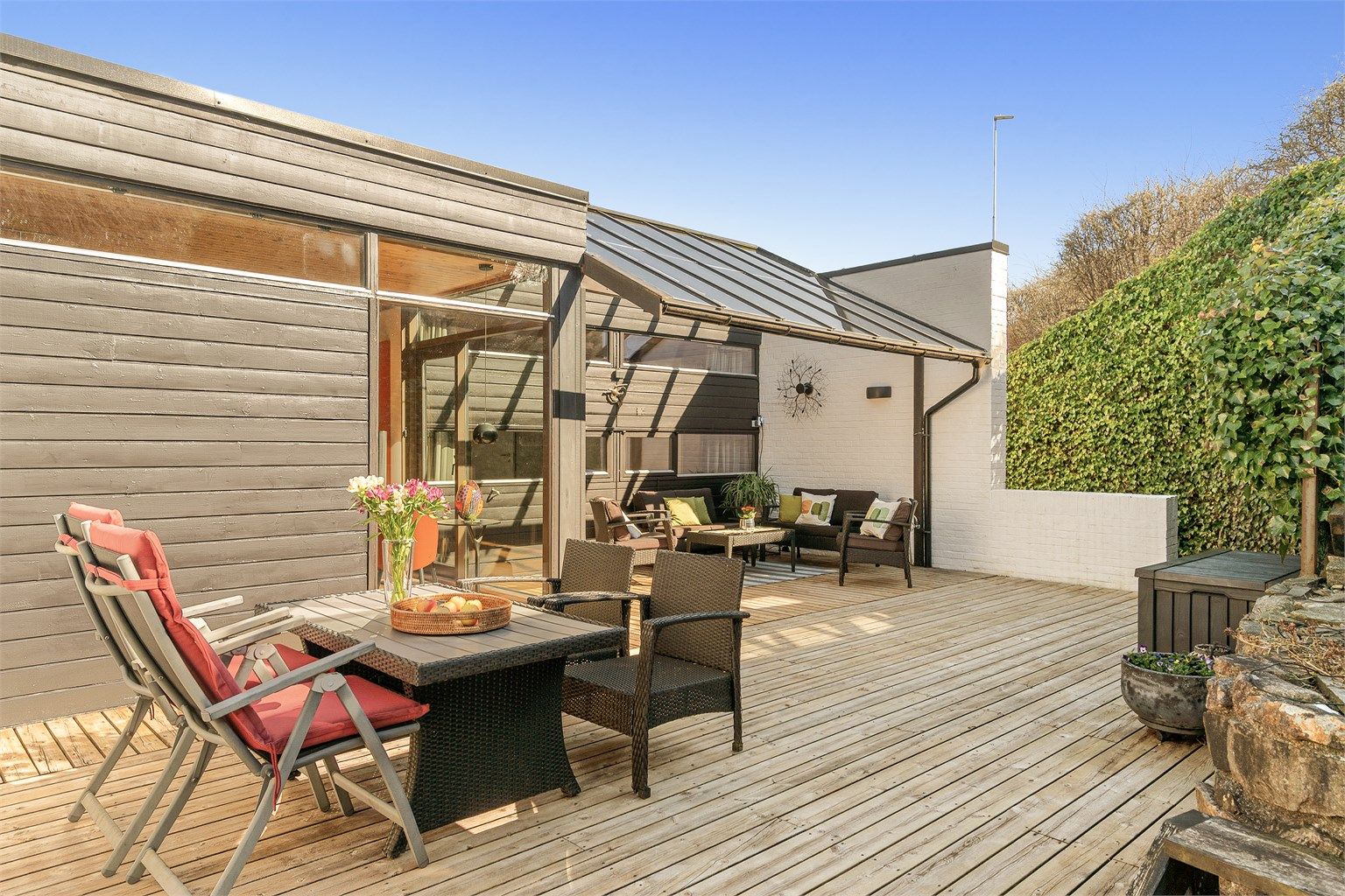 - Terrassen ligger vestvendt, og er et naturlig samlingspunkt for familien -