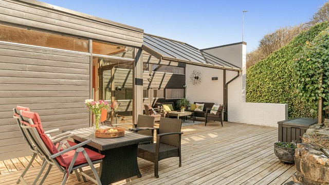 - Terrassen ligger vestvendt, og er et naturlig samlingspunkt for familien -