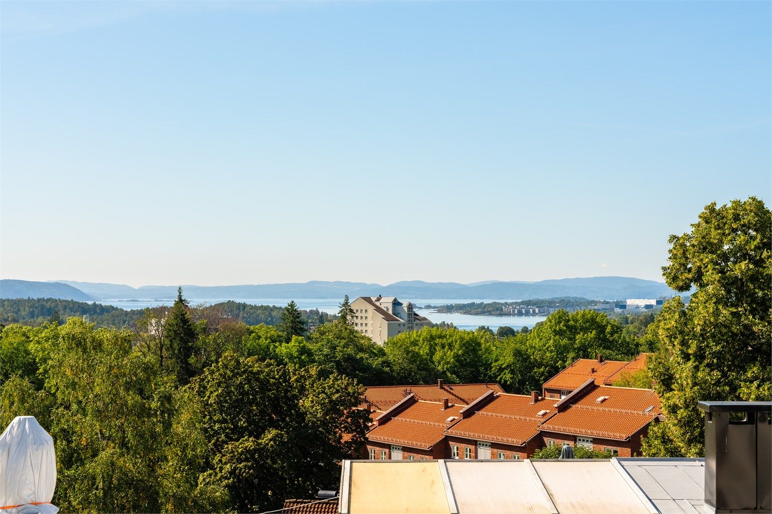 Her har man nydelig utsikt og gode solforhold fra kl. 11:00-20:00 på sommerhalvåret i følge selger.