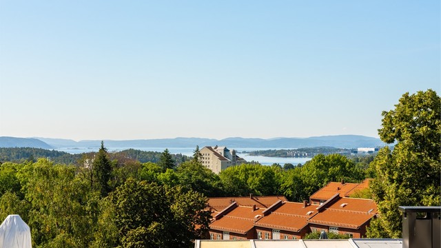 Her har man nydelig utsikt og gode solforhold fra kl. 11:00-20:00 på sommerhalvåret i følge selger.