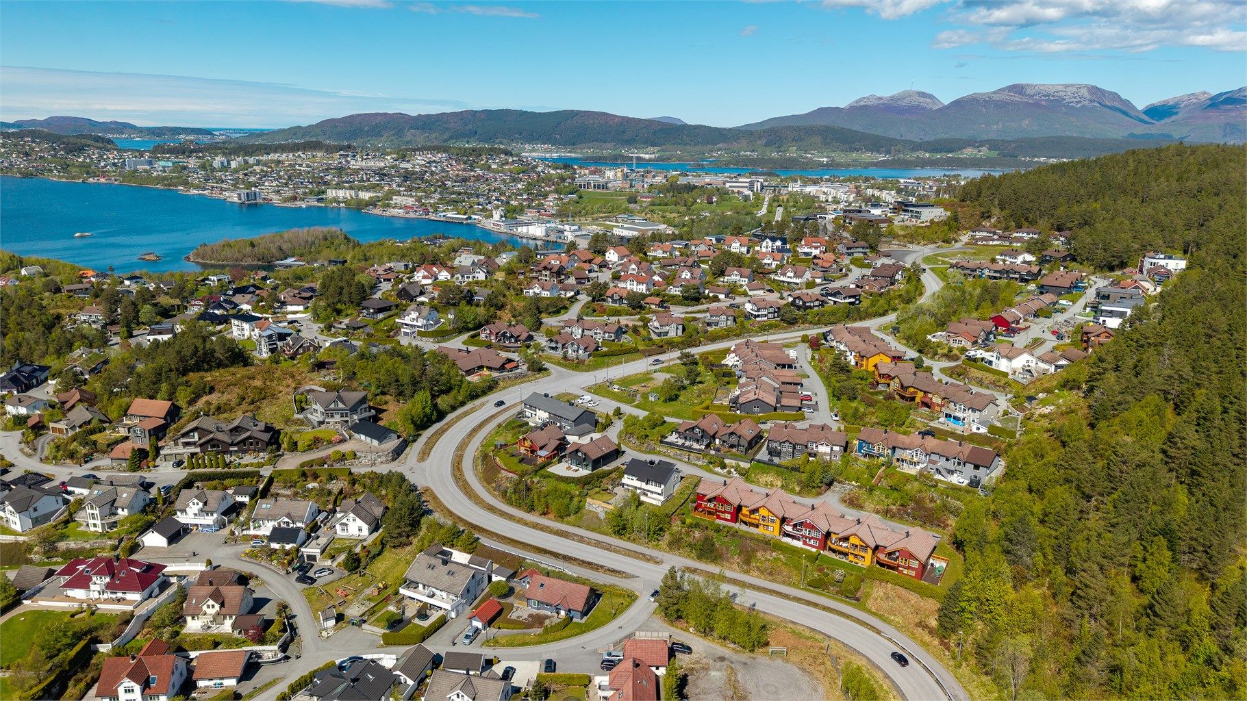 Nærområdet består hovedsakelig av frittliggende eneboliger og noen konsentrerte boliger.