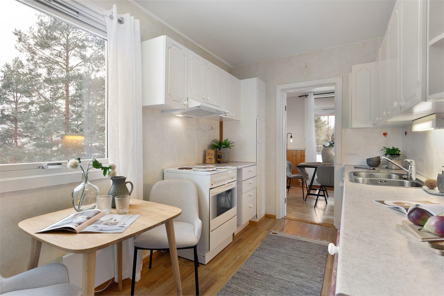 Fin spiseplass, men utsikt retning marka med fine turmuligheter