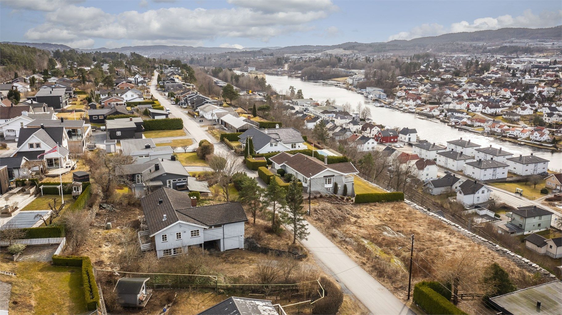Eiendommen ligger i er etablert boligområde, i et av Skiens mest attraktive boligstrøk med vestvendt utsikt! Foto: Danny Twang - 360 Panorama