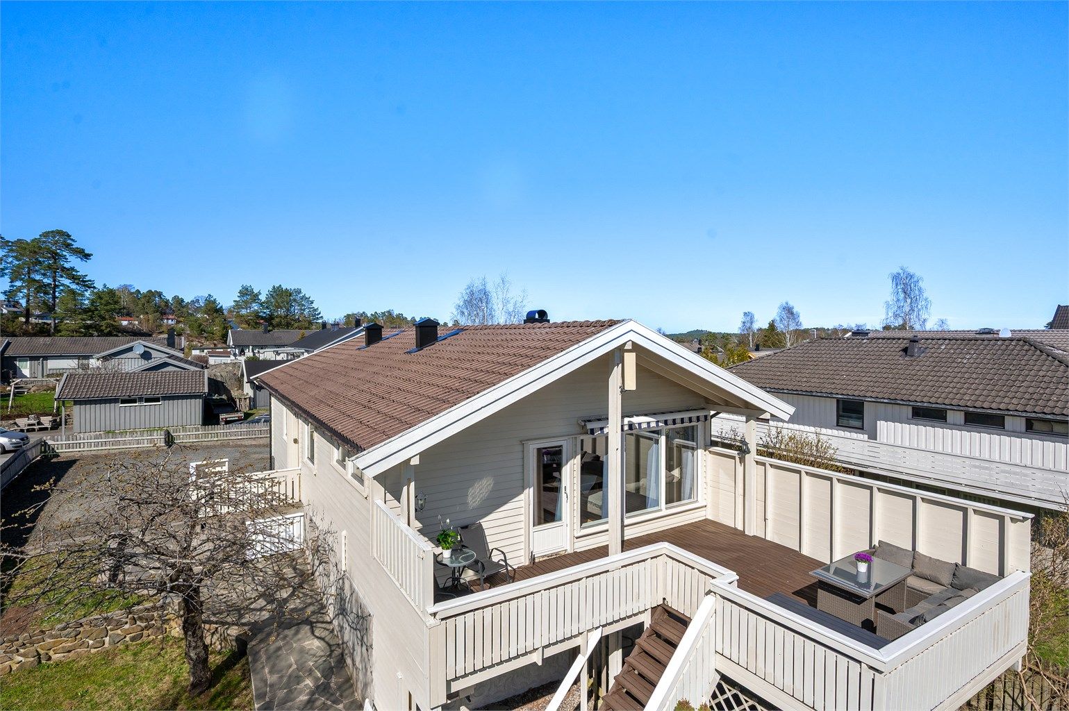 Eiendommen ligger i et etablert og fredelig boligområde med nærhet til skole, barnehager og dagligvare.