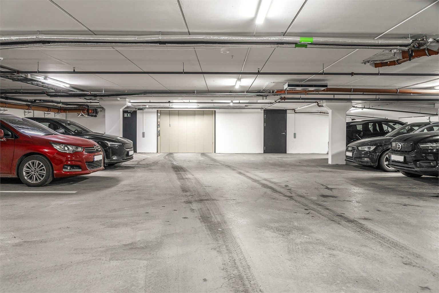 Medfølgende eksklusiv bruksrett på en fast parkeringsplass i garasjeanlegget