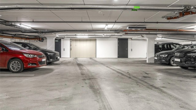 Medfølgende eksklusiv bruksrett på en fast parkeringsplass i garasjeanlegget