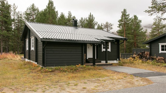 Fasade med asfaltert parkeringsplass