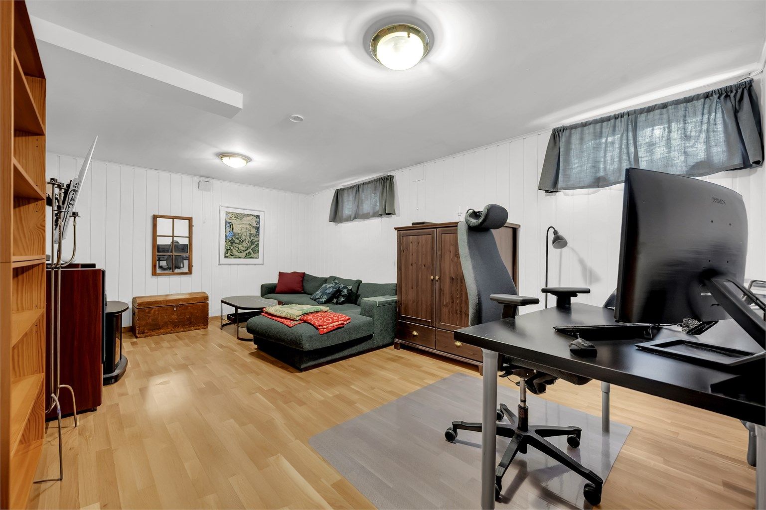 I underetasjen finner du boligens kjellerstue. Her er det gode innredningsmuligheter til blant annet kontor, lekerom TV-stue eller hva du skulle ønske.