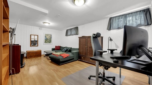 I underetasjen finner du boligens kjellerstue. Her er det gode innredningsmuligheter til blant annet kontor, lekerom TV-stue eller hva du skulle ønske.