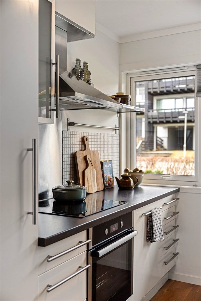  Oppvaskmaskin, komfyr og koketopp medfølger handelen. 