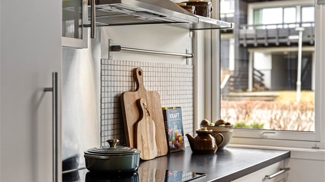 Oppvaskmaskin, komfyr og koketopp medfølger handelen.