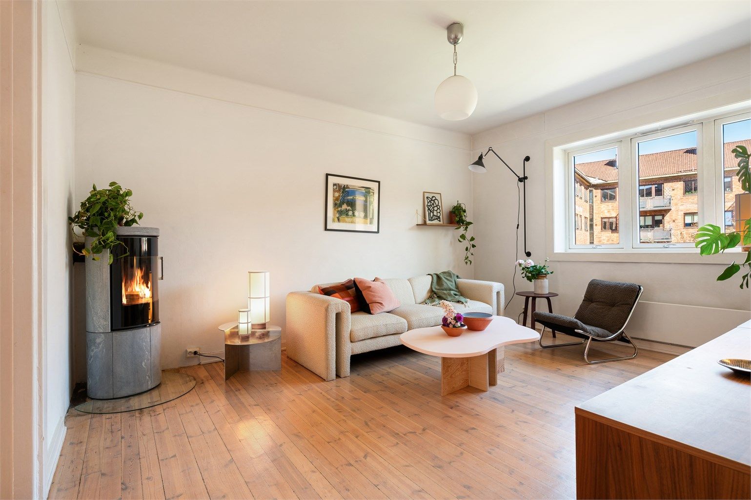 Romslig stue med god takhøyde