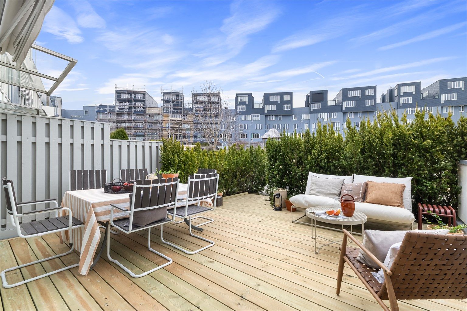 Svært attraktiv og frodig beliggenhet med to romslige, skjermede uteplasser