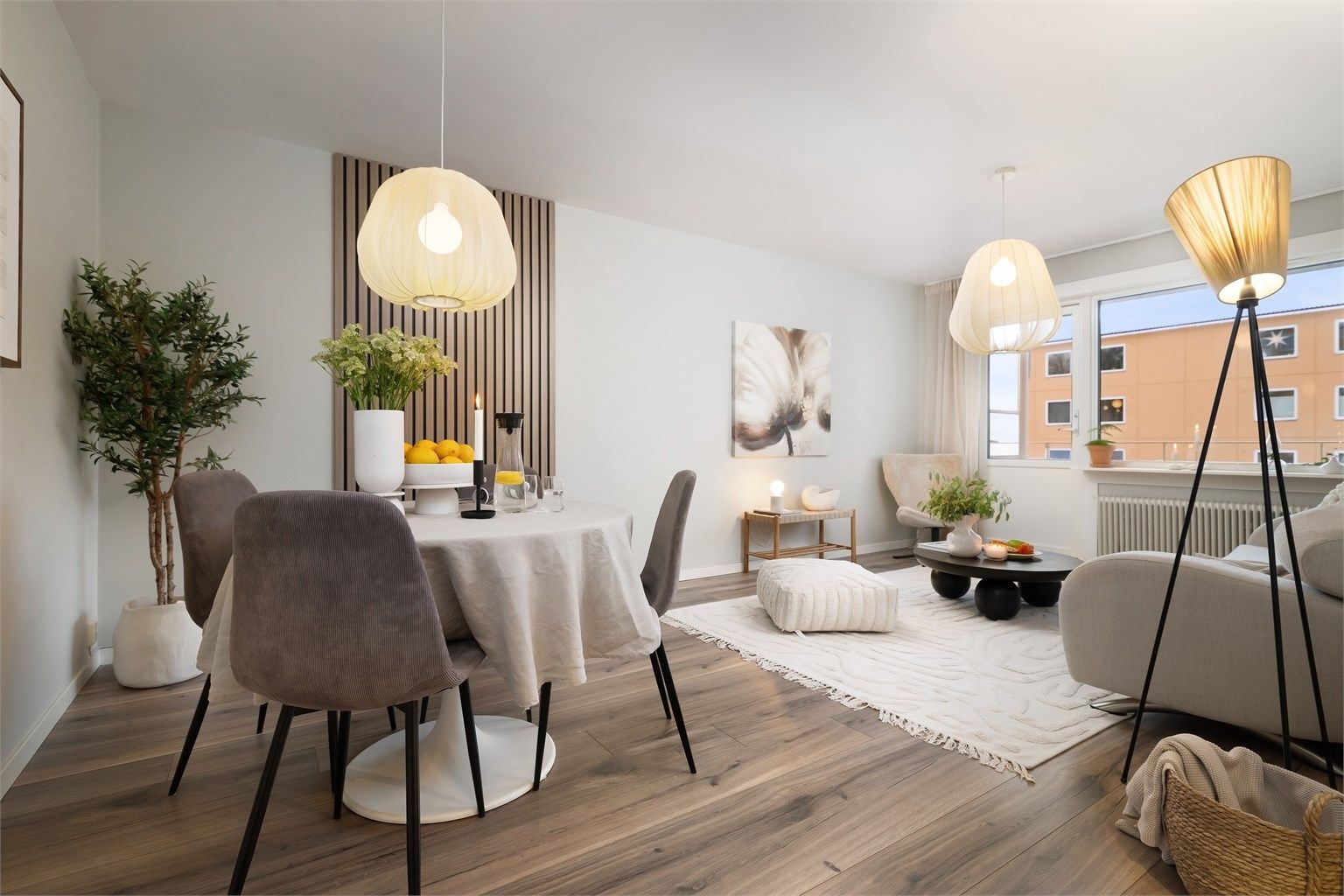 Leiligheten ble pusset opp i 2019-2021 og bærer preg av en spennende planløsning og et lekkert materialvalg