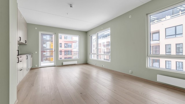 Luftig stue med flere store vindusflater på to sider som slipper inn godt med lys. Plass til spisebord, spisestoler, sofagruppe og tv-møblement. Flott eikeparkett på gulv