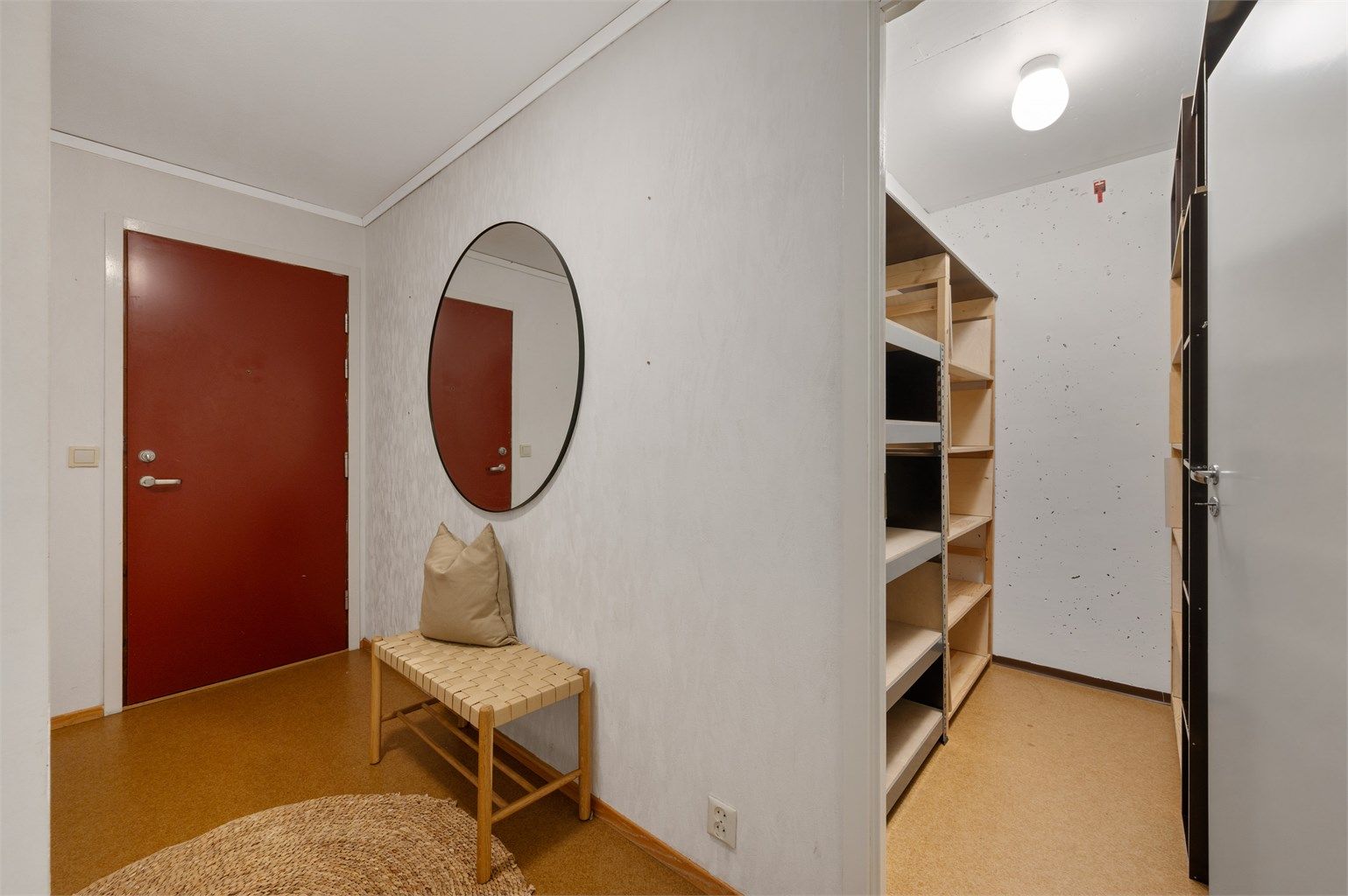 Lys og innbydende entre. Like ved entreen finner man en romslig bod med plass til oppbevaring av alt man trenger.