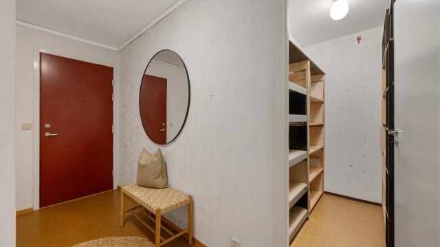 Lys og innbydende entre. Like ved entreen finner man en romslig bod med plass til oppbevaring av alt man trenger.