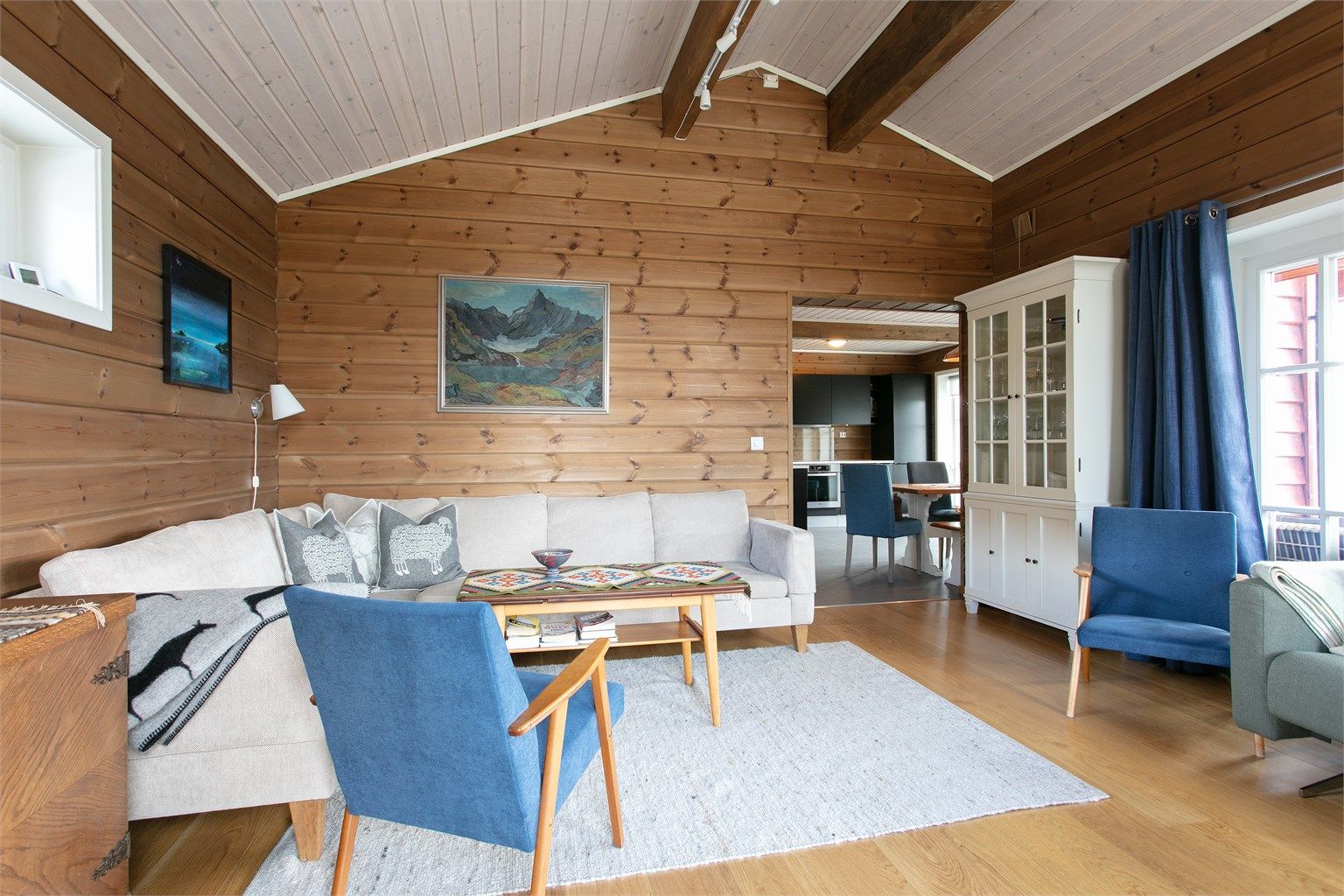 Stuen har god plass til en romslig sofagruppe og har en åpen løsning mot spiseplassen og kjøkkenet.