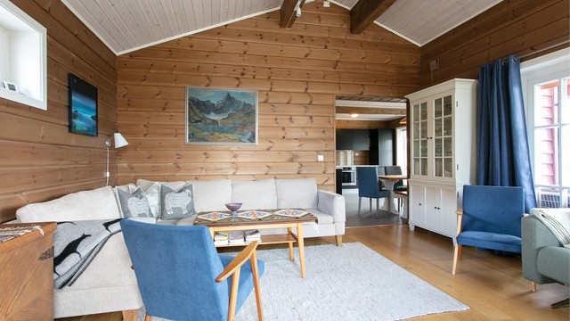 Stuen har god plass til en romslig sofagruppe og har en åpen løsning mot spiseplassen og kjøkkenet.