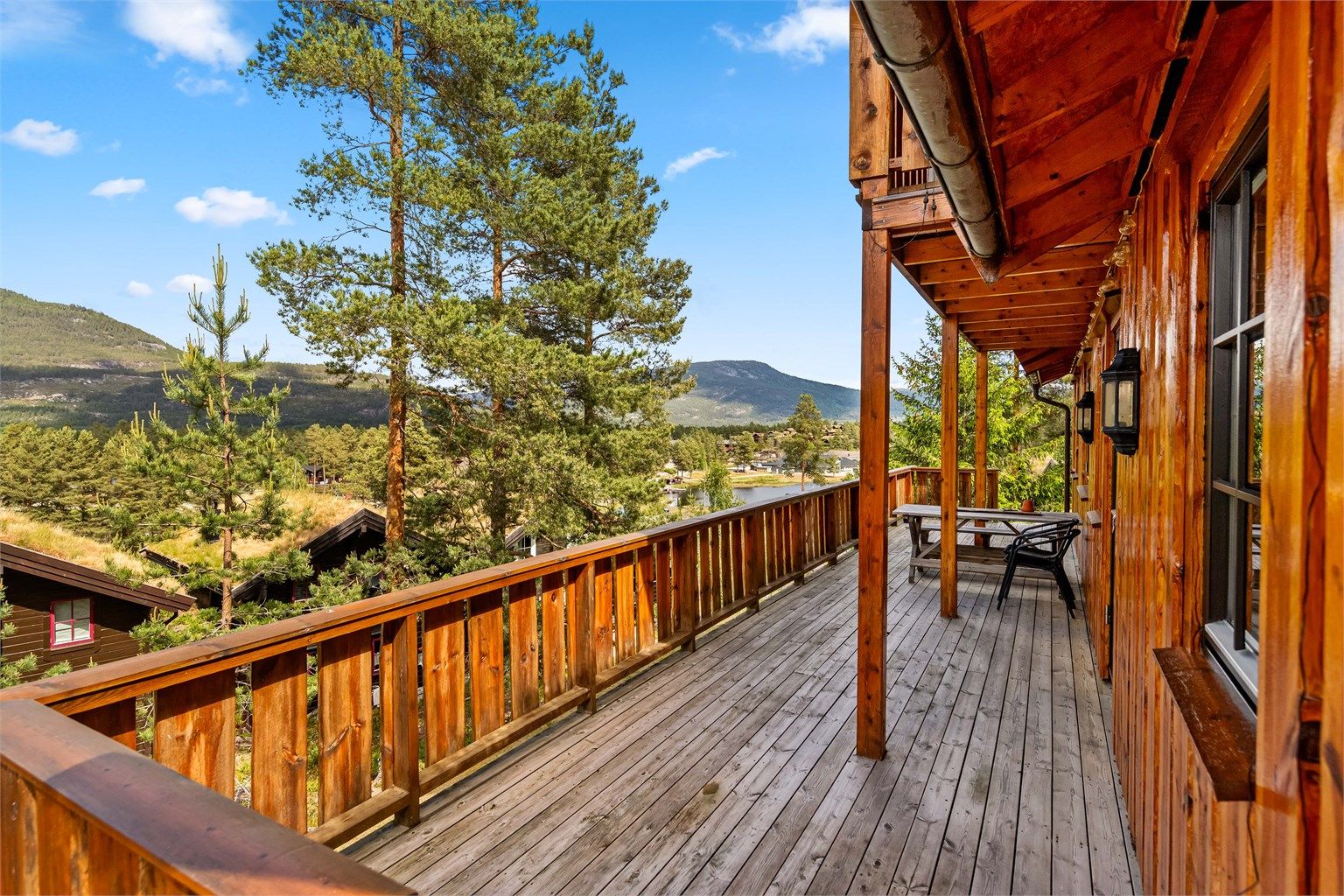 Nydelig utsyn - her kan man sitte og nyte hyttelivet.