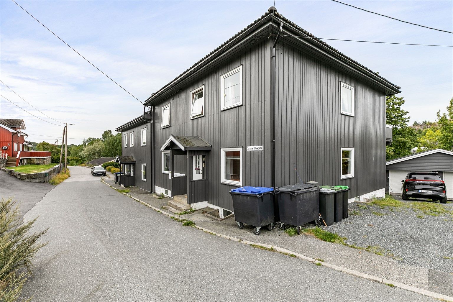 Det er meget enkel adkomst til leiligheten, via felles hovedinngang.