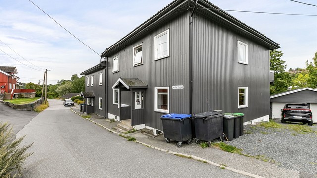 Det er meget enkel adkomst til leiligheten, via felles hovedinngang.