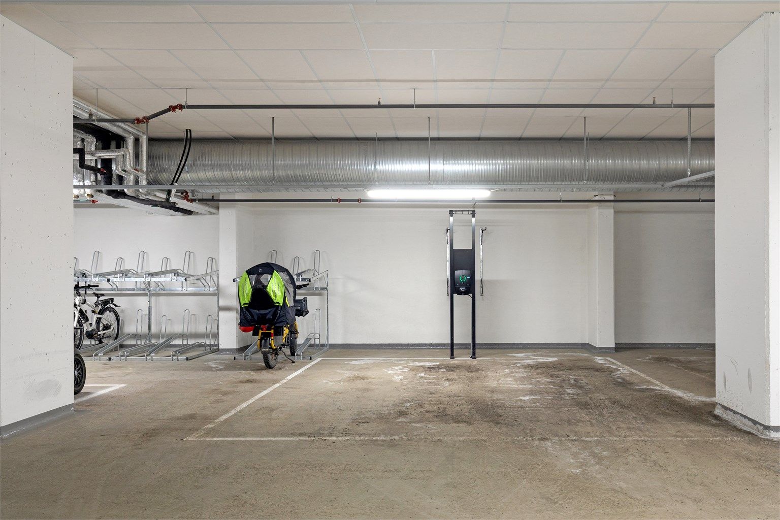 Selgers parkeringsplass kan kjøpes for kr 650 000,-+ omkostninger. Plassen har ladeboks og det er heisadkomst til leiligheten fra garasjeplan. 