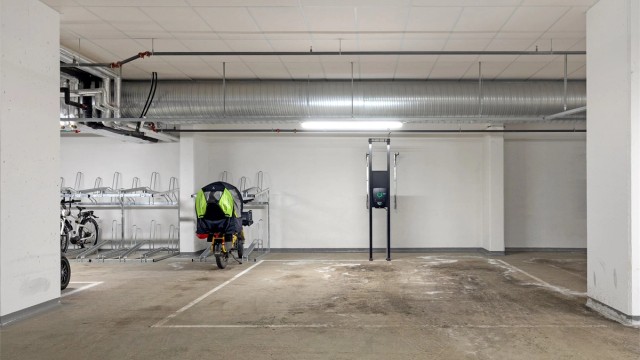 Selgers parkeringsplass kan kjøpes for kr 650 000,-+ omkostninger. Plassen har ladeboks og det er heisadkomst til leiligheten fra garasjeplan.